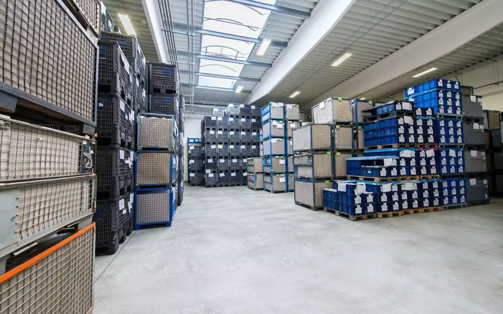 użycie pojemników specjalnych na magazynie